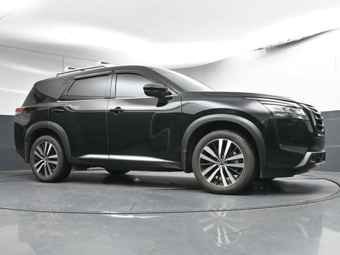 Certified 2024 Nissan Pathfinder Platinum w/ Black Appearance Package image 29