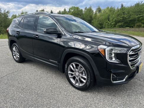 Used 2024 GMC Terrain SLT AWD/4WD image 3