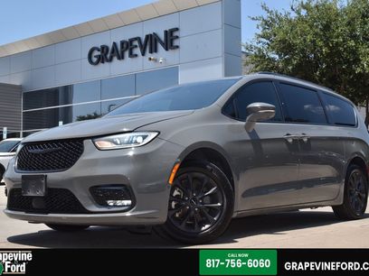 Used 2021 Chrysler Pacifica Touring-L w/ Uconnect Theater Family Group