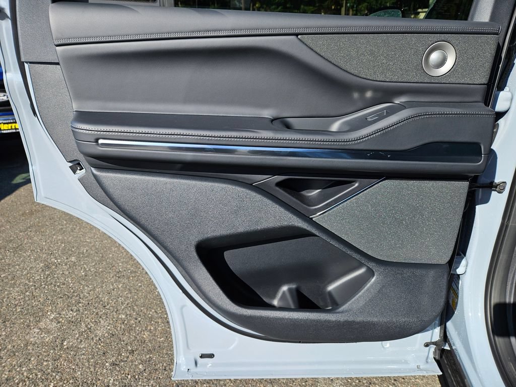 New 2027 Lincoln Navigator Reserve w/ Jet Appearance Package AWD/4WD image 17