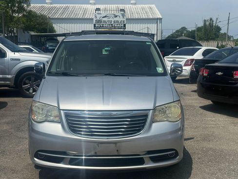 Used 2012 Chrysler Town & Country Touring-L w/ Entertainment Group #2 FWD image 3