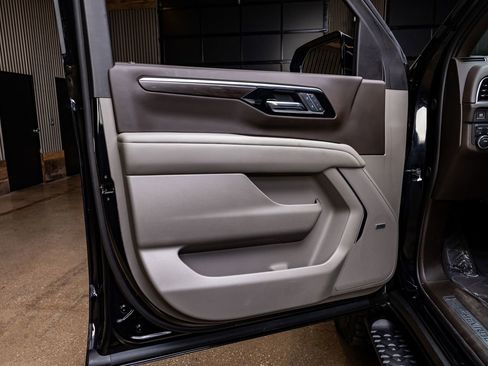 Used 2025 Chevrolet Suburban Z71 w/ Comfort Package image 37