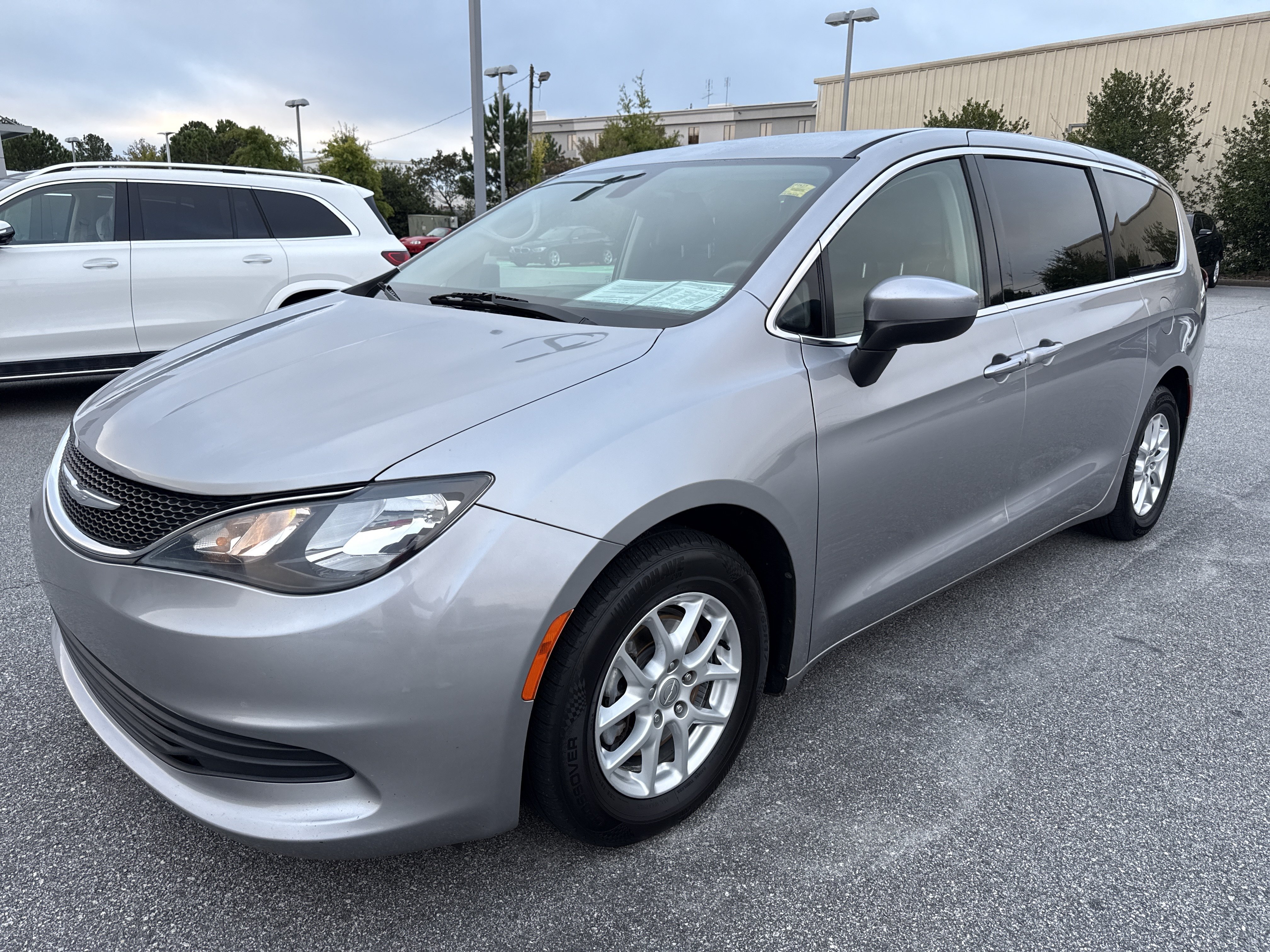 Used 2017 Chrysler Pacifica LX FWD image 6