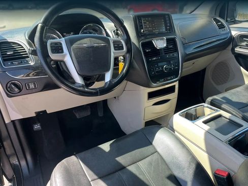 Used 2016 Chrysler Town & Country Touring image 8