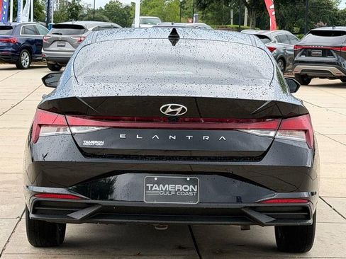 Used 2023 Hyundai Elantra SEL w/ Preferred Accessory Package FWD image 3