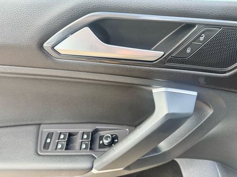 Used 2018 Volkswagen Tiguan SE w/ Panoramic Sunroof Package image 10
