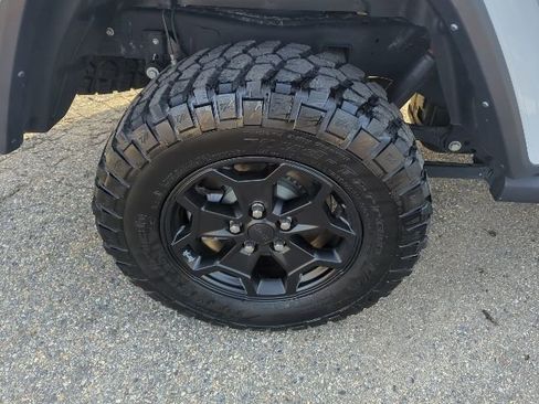 Used 2023 Jeep Gladiator Willys image 13