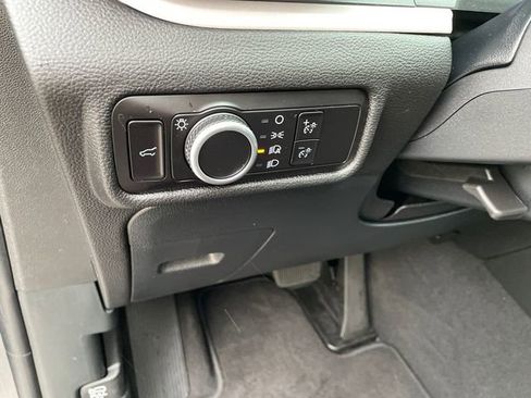 Used 2023 Ford Explorer XLT image 29