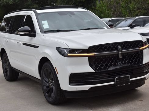 New 2027 Lincoln Navigator Reserve w/ Jet Appearance Package AWD/4WD image 3