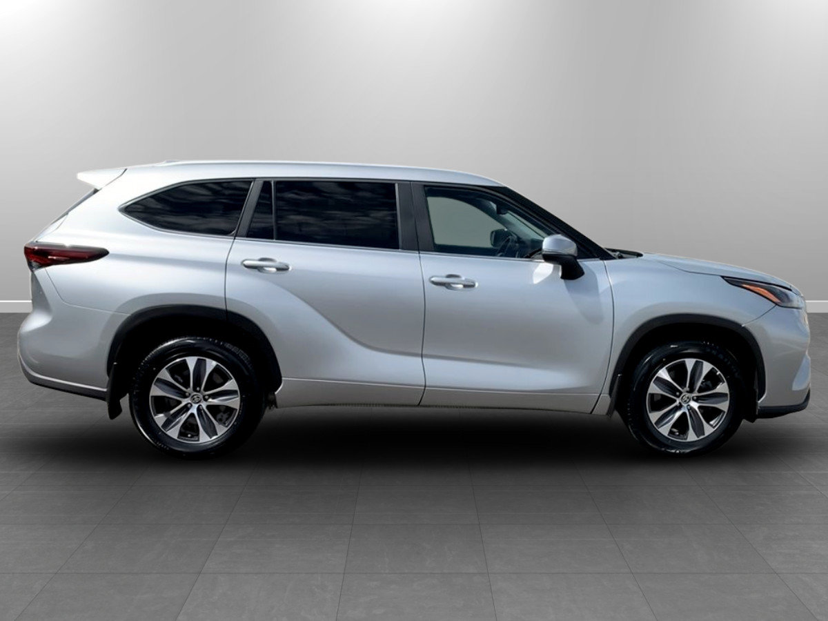 Used 2024 Toyota Highlander XLE AWD/4WD image 8