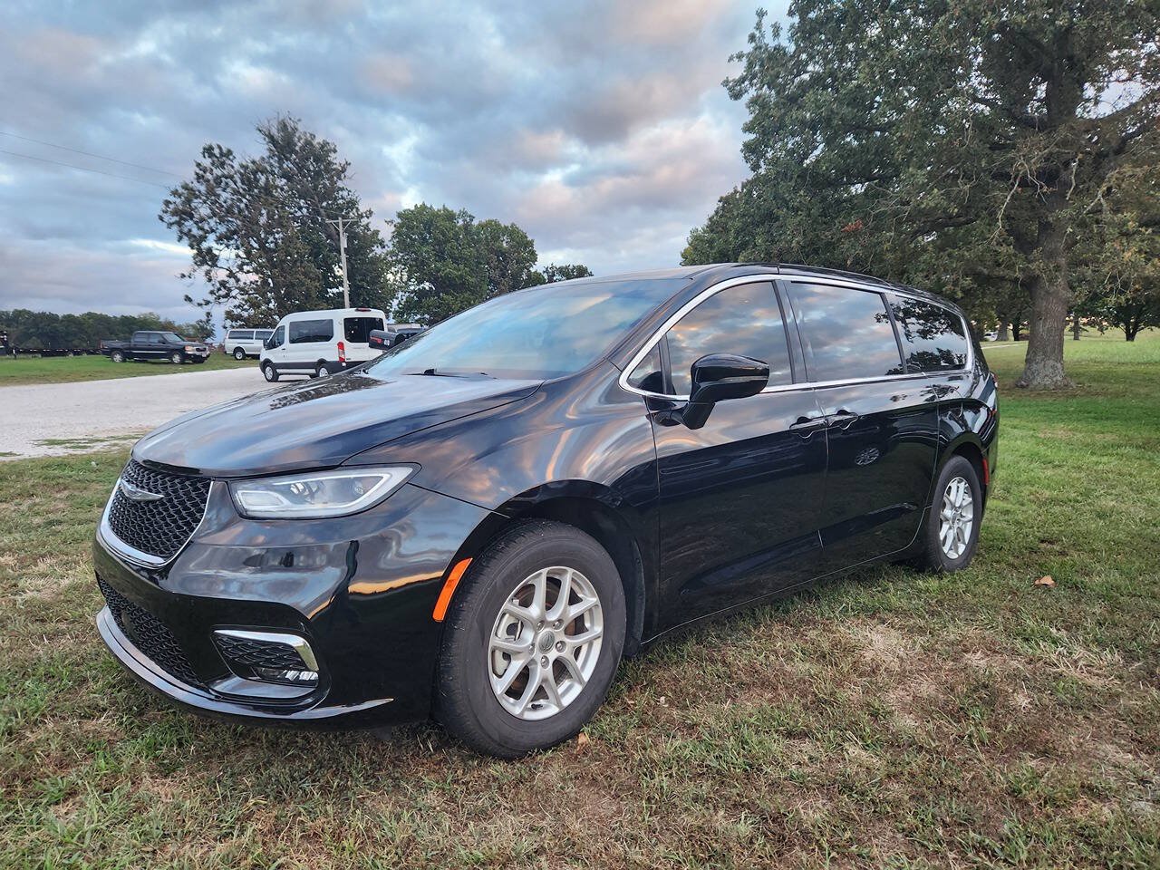 Used 2025 Chrysler Pacifica Select FWD image 1