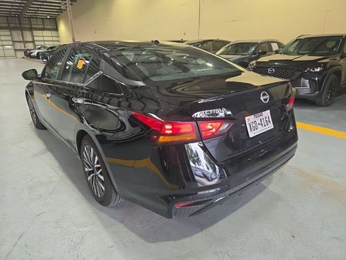 Used 2025 Nissan Altima 2.5 SV FWD image 8