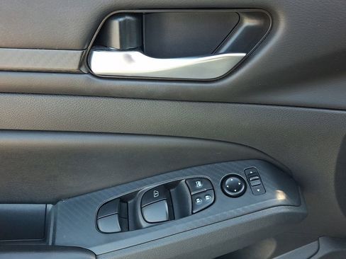 Used 2024 Nissan Altima 2.5 SV image 14