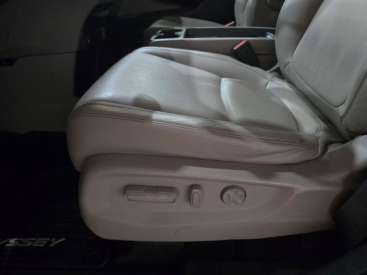 Used 2023 Honda Odyssey EX-L image 18