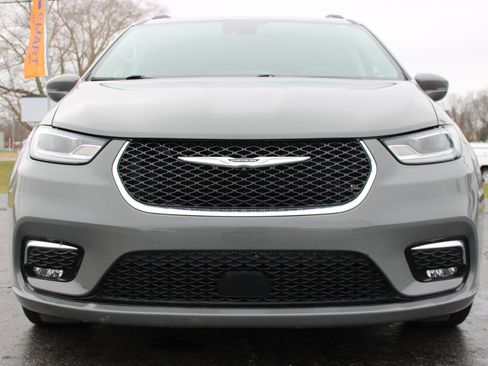 Used 2022 Chrysler Pacifica Touring-L image 2