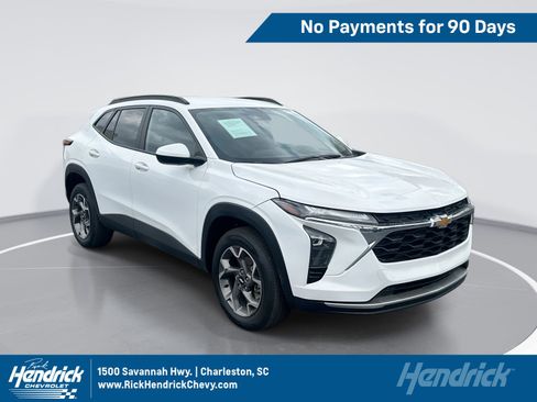 Used 2025 Chevrolet Trax LT FWD image 1