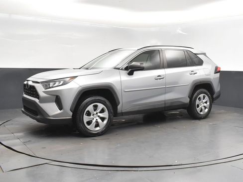 Used 2021 Toyota RAV4 LE image 3