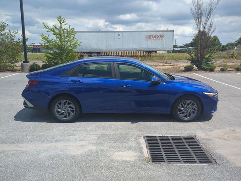 Used 2024 Hyundai Elantra SEL FWD image 2