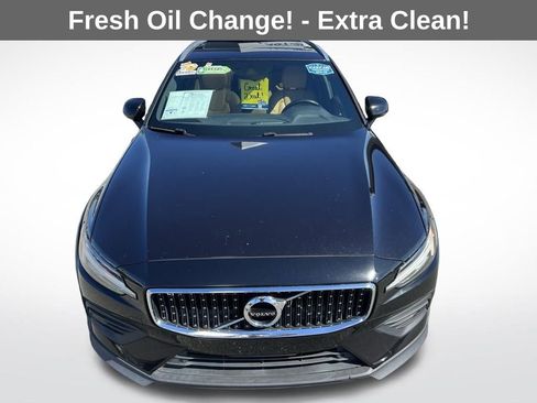 Used 2020 Volvo V60 T5 Cross Country image 3