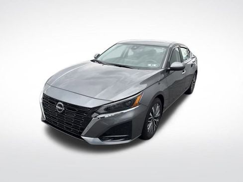 Used 2024 Nissan Altima 2.5 SV w/ SV Premium Package image 3