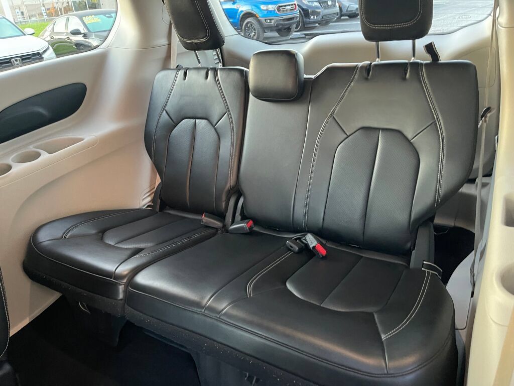 Used 2023 Chrysler Pacifica Touring-L FWD image 21