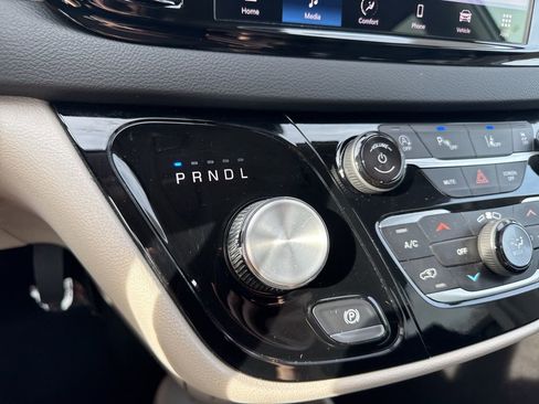 Used 2024 Chrysler Pacifica Touring-L image 19