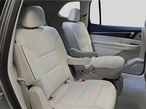 Used 2025 Buick Enclave Avenir image 14