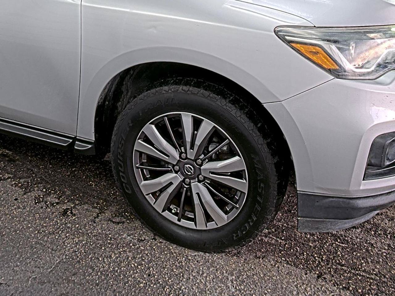 Used 2018 Nissan Pathfinder SV AWD/4WD image 22
