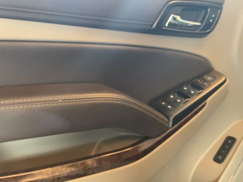 Used 2019 Chevrolet Suburban LT RWD image 27