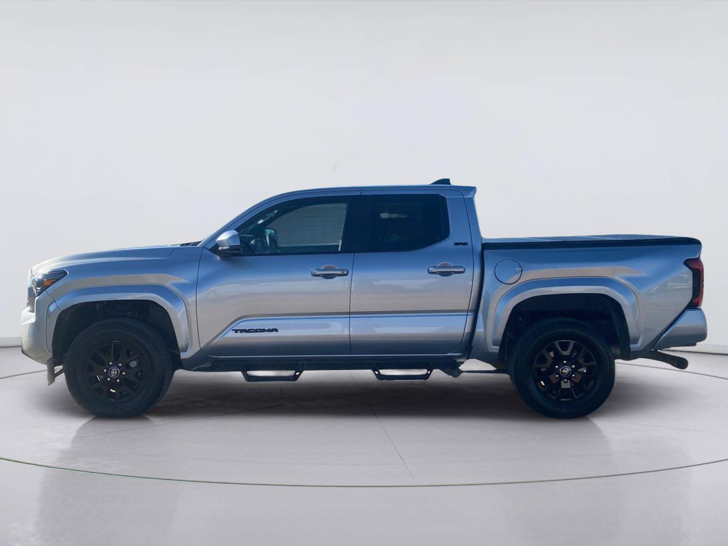 Used 2025 Toyota Tacoma SR5 AWD/4WD image 2
