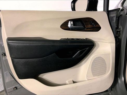 Used 2023 Chrysler Pacifica Limited image 25