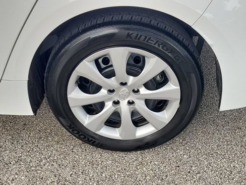 Used 2024 Toyota Corolla LE FWD image 5