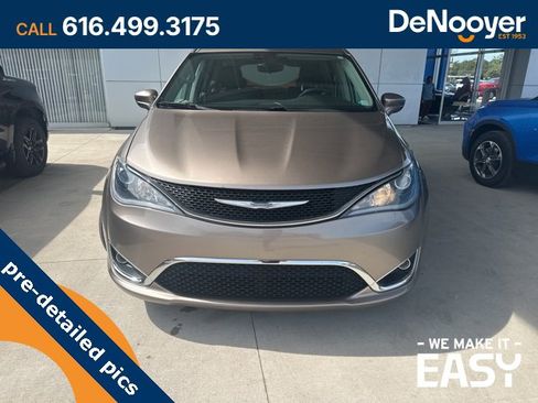 Used 2017 Chrysler Pacifica Touring-L image 8
