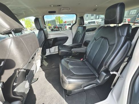 Used 2024 Chrysler Pacifica Touring-L FWD image 23