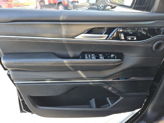 Used 2023 Jeep Grand Wagoneer Series III w/ Rear Seat Video Group 1 AWD/4WD image 28