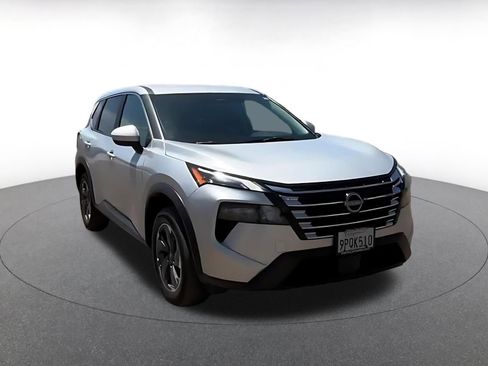 Used 2025 Nissan Rogue SV FWD image 3