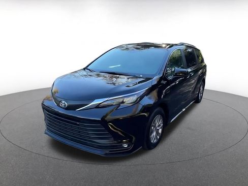 Used 2025 Toyota Sienna XLE image 7