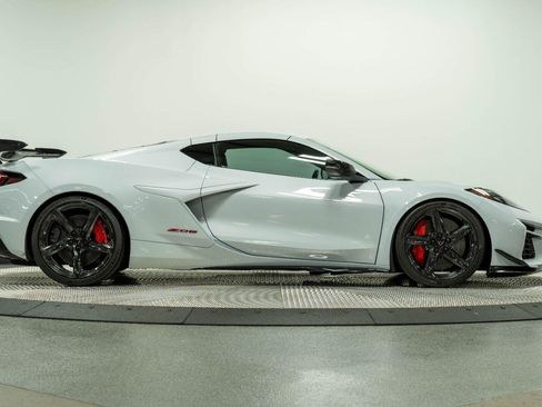 Used 2023 Chevrolet Corvette Z06 w/ Z07 Performance Package RWD image 11