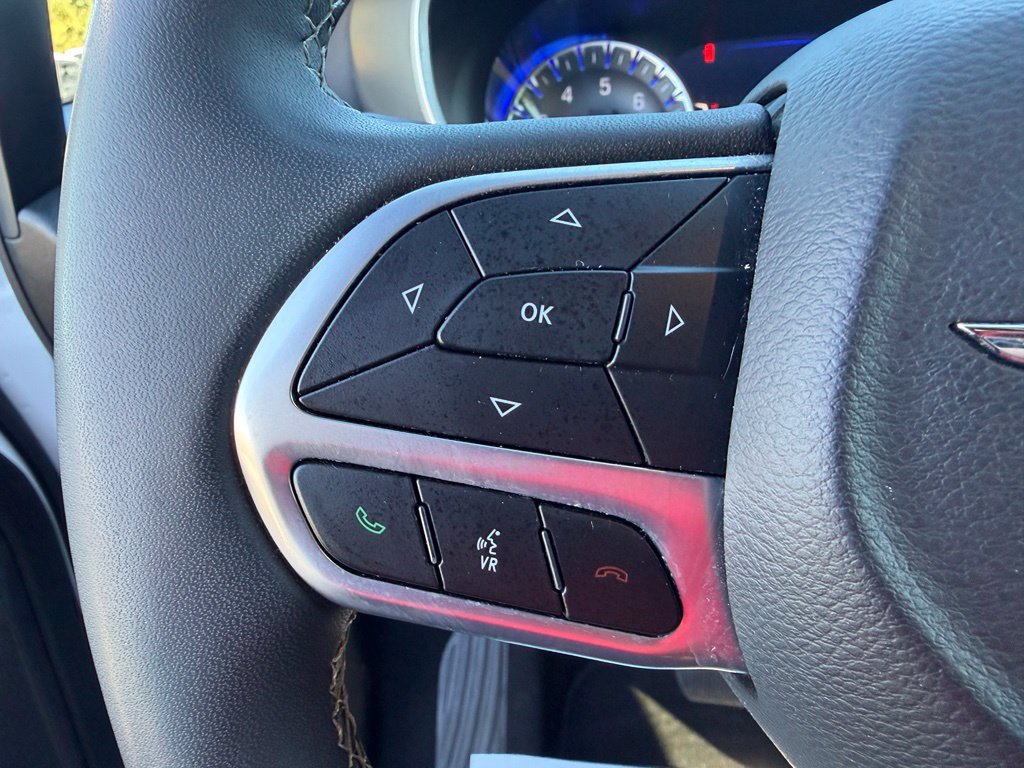 Used 2025 Chrysler Pacifica Select FWD image 12