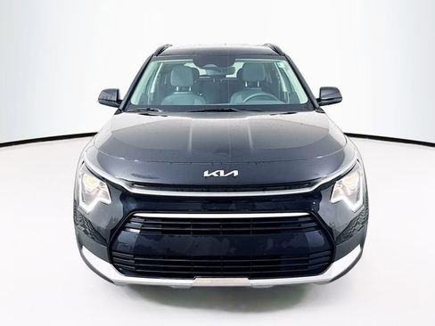 Used 2025 Kia Niro LX image 2