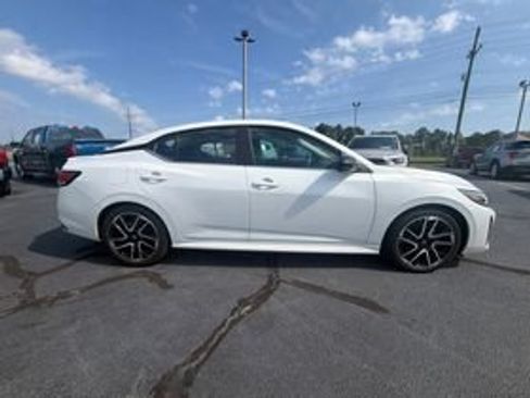 Used 2025 Nissan Sentra SR FWD image 2