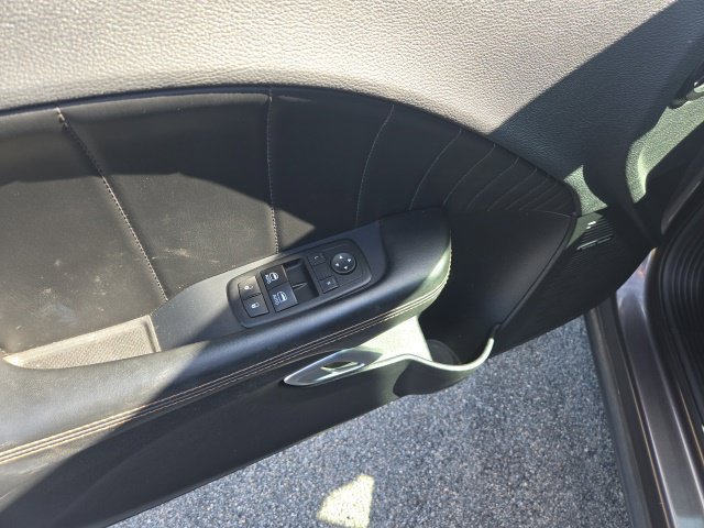 Used 2015 Dodge Challenger R/T Plus RWD image 7
