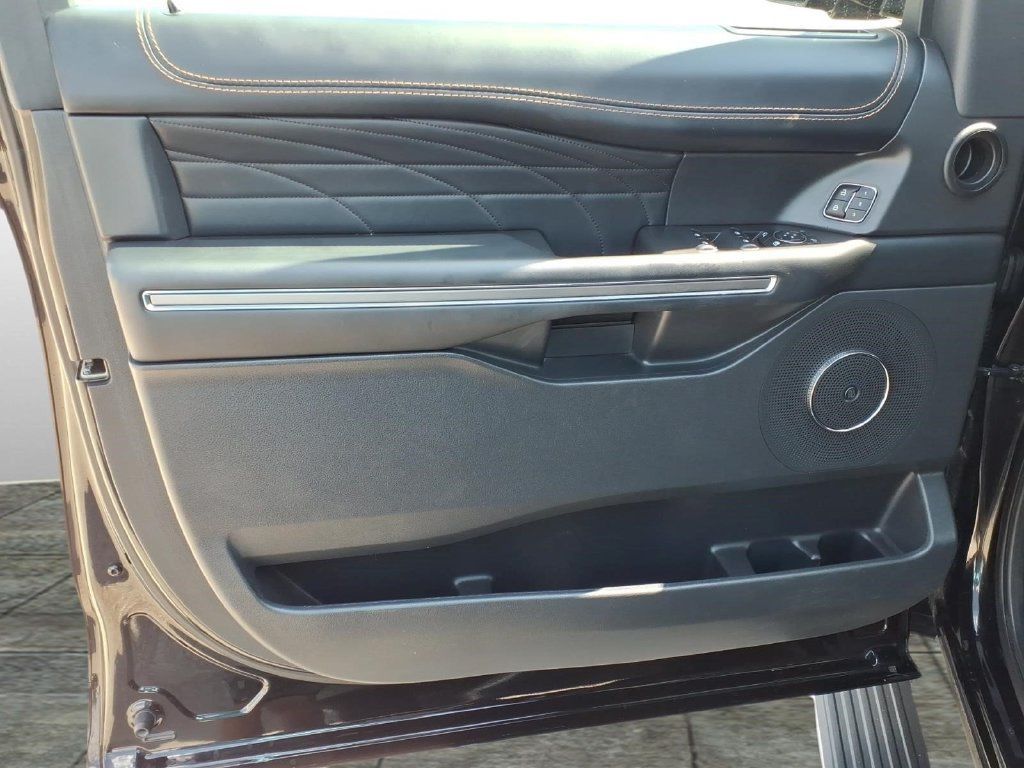 Used 2023 Ford Expedition Platinum RWD image 13