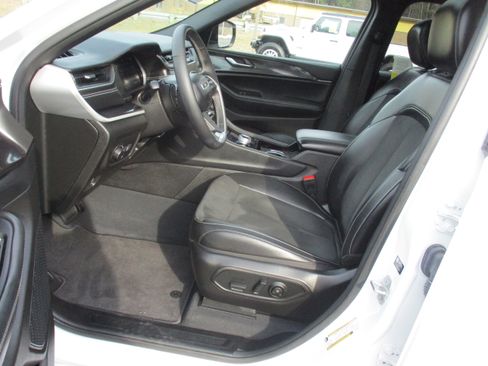 Used 2023 Jeep Grand Cherokee Altitude image 12