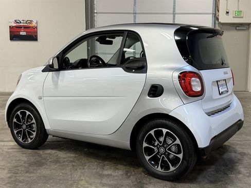 Used 2016 smart fortwo passion RWD image 5