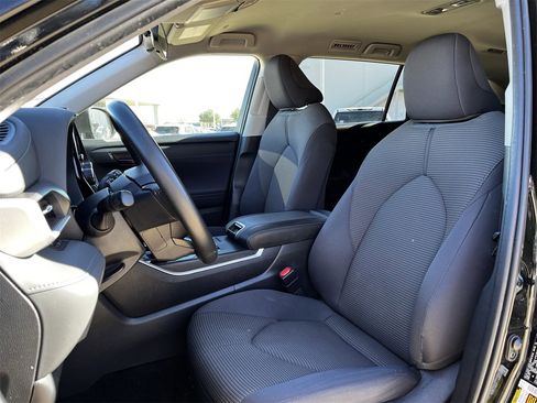 Used 2024 Toyota Highlander LE image 22