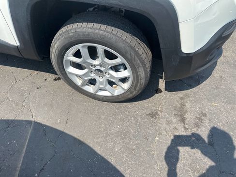 Used 2018 Jeep Renegade Latitude w/ Cold Weather Group image 7