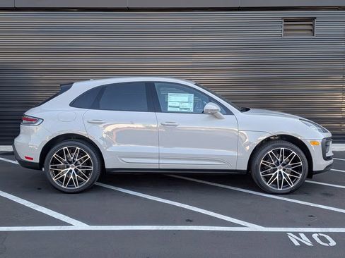 Certified 2025 Porsche Macan AWD/4WD image 8