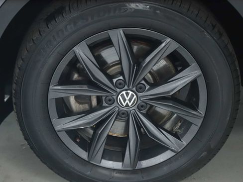 Certified 2024 Volkswagen Tiguan SE w/ Panoramic Sunroof Package AWD/4WD image 40