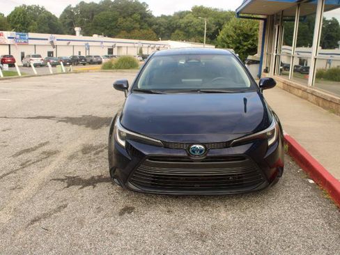 Used 2023 Toyota Corolla LE FWD image 2